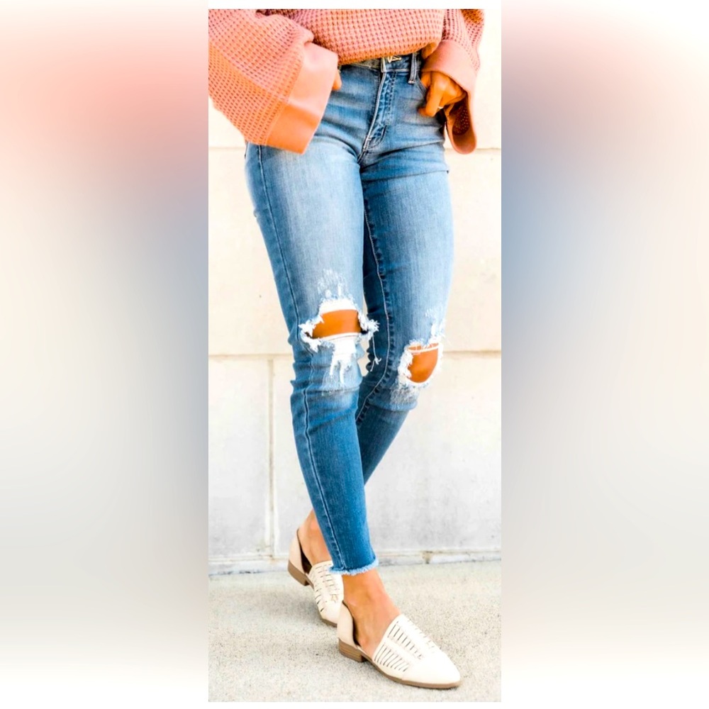 MEDIUM WASH DISTRESSED CROP JEANS ✨